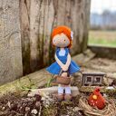 Dziewczynka z kurą - blisko natury. Szydełkowa lalka - przytulanka z jajkami