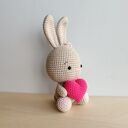 Króliczek z serduszkiem - ręcznie szydełkowana maskotka 18 cm