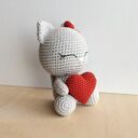 Kotek z serduszkiem - szydełkowa maskotka handmade