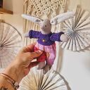 Mała przytulanka w sweterku z plecakiem