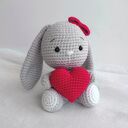 Króliczek z czerwonym serduszkiem - walentynkowy prezent handmade dla niej
