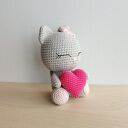 Kotek z różowym serduszkiem - szydełkowa maskotka handmade