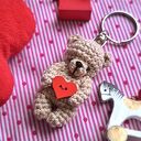 Mini Miś breloczek z serduszkiem na Walentynki - ręcznie robiony