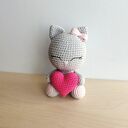 Kotek z różowym serduszkiem - szydełkowa maskotka handmade