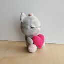 Kotek z różowym serduszkiem - szydełkowa maskotka handmade