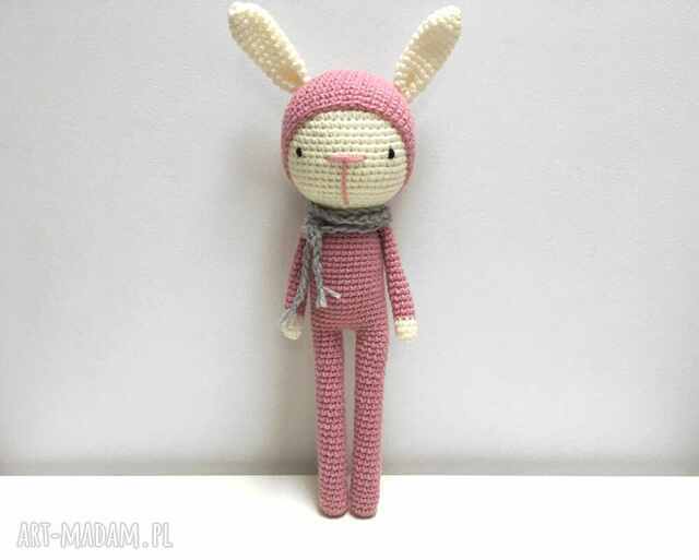 Różowy Królik w śpioszkach Maskotka przytulanka szydełkowa