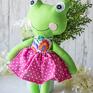 różowe maskotki dziewczynka oto żabka - wersja mniejsza - gabrysia uszyta z zielonej bawełny, przytulanka