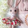 roczek maskotki haftowany króliczek z łóżeczkiem - karmelka - seria kochany domek