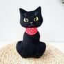 kot prezent maskotki czarny siedzący kotek pluszowa przytulanka
