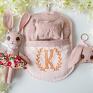 haftowany maskotki króliczek z łóżeczkiem - karmelka - seria kochany królik zestaw
