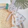 Śliczny pluszowy króliczek. Ubrany w białą w delikatne kwiatki. Bunny handmade