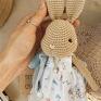 Szydełkowa króliczka Marta wykonana ręcznie z bawełnianej włoczki i wypełniona miękkim wkładem silikonowym szuka domu. Dla dziecka