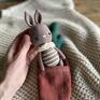 Unikalny, ręcznie szydełkowany króliczek to najlepszy wybór na prezent dla młodszych i tych starszych. Maskotki baby shower