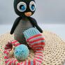 Iwo to uroczy pingwin z dłuuugą czapą. Przygotowany na największe mrozy. Został wykonany z niezwykłą starannością i dbałością. Włóczka