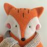 pluszak lis z szalikiem z włóczki maskotki fox