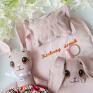 haftowany króliczek z łóżeczkiem - karmelka - seria maskotki roczek kochany domek