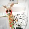 beżowe prezent dla dziecka maskotka króliczek wykonana na szydełku i drutach z niezwykłą oryginalny