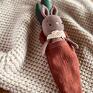 prezent dla wnuczki maskotki króliczek z marchewkowym materacem z lnu na zajączka