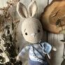 urodziny maskotki niebieskie beżowy króliczek eryczek w granatowych babyshower