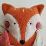 wyjątkowy lis z szalikiem z włóczki fox skandynawski