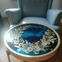 Elegancki stolik kawowy z żywicy - niebieskie tło i jasne kwiaty | pomysł na prezent