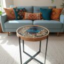 Elegancki stolik kawowy z żywicy - niebieskie tło i jasne kwiaty | pomysł na prezent