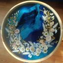 Elegancki stolik kawowy z żywicy - niebieskie tło i jasne kwiaty | pomysł na prezent