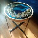 Elegancki stolik kawowy z żywicy - niebieskie tło i jasne kwiaty | pomysł