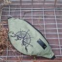 Nerk saszetka z motywem górskim kompas haftowana khaki