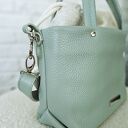 Torebka typu bucket wykonana ze skory naturalnej w kolorze miętowym