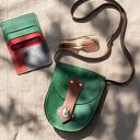 mała torebka damska zielona z długim paskiem, skórzana mini torebka