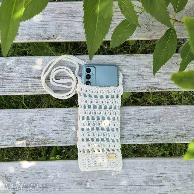 Etui na telefon, mini torebka wykonane na szydełku - biel