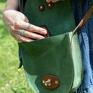 trendy mała torebka damska zielona z długim paskiem, skórzana mini