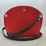 czerwono czarna wykonana z grubego, mocnego filcu oraz skóry bydlęcej mała mini torebka na długim pasku