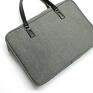 Elegancka torba na laptop wykonana z nowoczesnej tkaniny w kolorze szarym oraz rączki i długi pasek czarna skóra ekologiczna. Aktówka