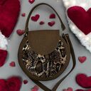 Brązowa okrągła torba handmade z wzorem węża na ramię