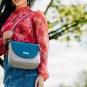 Torebka listonoszka podkówka szara z turkusową klapką i różowym