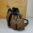 Torebka worek bucket bag na ramię karmelowa z zawieszką