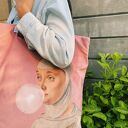 Torba Mr. m x Ravenart „Kobieta z gumą balonową” - jasny róż i uszy ze skóry naturalnej