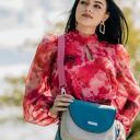 Torebka listonoszka podkówka szara z turkusową klapką i różowym paskiem