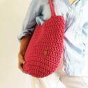 Pleciona szydełkowa torba na ramię w kolorze neonowego różu