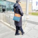 Listonoszka z klapką Ada - kolor morski na ramię