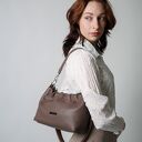 Torebka typu cloud midi z taupe skóry naturalnej na ramię i crossbody