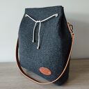 Torebka została wykonana z filcu. Torebka typu worek - tylko sztywniejsza. Ściągana od góry. Rączka