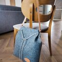 Torebka została wykonana z filcu. Torebka typu worek - tylko sztywniejsza. Ściągana od góry. Rączka