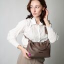 Torebka typu cloud midi z taupe skóry naturalnej na ramię i crossbody