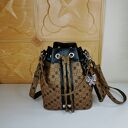 Torebka worek bucket bag na ramię karmelowa z zawieszką