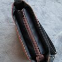 mała brązowo-czarna torebka na ramię