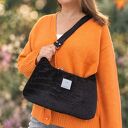 Welurowa mini torebka slouchy Krokodyl