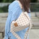 Mini torebka w pepitkę z puchatej tkaniny Różowa